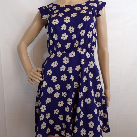 BeBop Dresses & Skirts - Bebop navy blue & cream flower dress